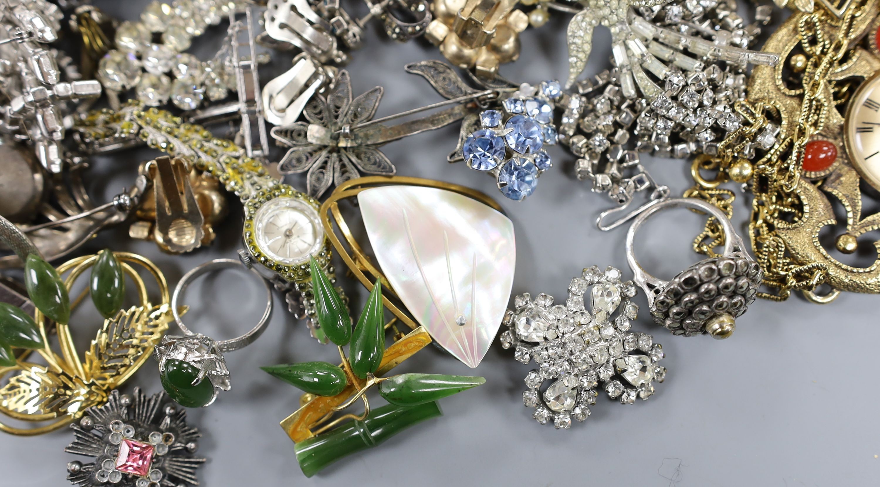 Assorted costume jewellery, including paste set brooches, necklace and earrings, Art Deco white metal brooch, etc.